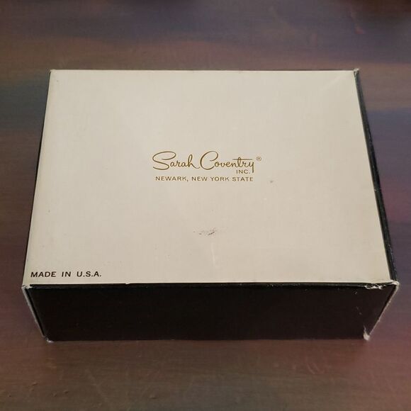 Vintage Signed Sarah Coventry  Goldtone and Green Resin Leaf Clip Earrin… - Picture 10 of 10